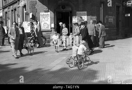 Allgemeine Wahlen zum Deutschen Bundestag 1953 - Wahllokal in Frankfurt | Verwendung weltweit Stockfoto