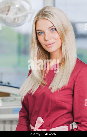 Zahnarzt Frau in Uniform, die in der Zahnarztpraxis in der Nähe der Ausrüstung. Konzept Gesund Stockfoto