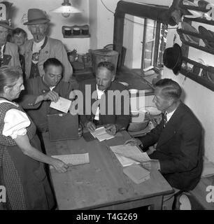 Allgemeine Wahlen zum Deutschen Bundestag 1953 - Mobile Wahllokal in den Alpen | Verwendung weltweit Stockfoto