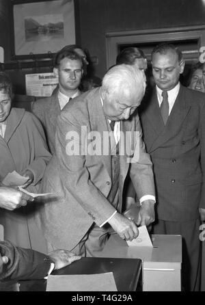 Allgemeine Wahlen zum Deutschen Bundestag 1953 - Bundespräsident Theodor Heuss seine Abstimmung in Bonn | Verwendung weltweit Stockfoto