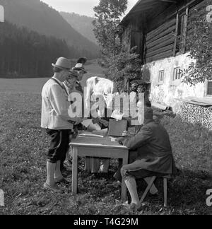 Allgemeine Wahlen zum Deutschen Bundestag 1953 - Mobile Wahllokal in den Alpen | Verwendung weltweit Stockfoto