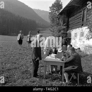 Allgemeine Wahlen zum Deutschen Bundestag 1953 - Mobile Wahllokal in den Alpen | Verwendung weltweit Stockfoto