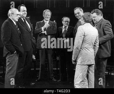 Die "Bonner Runde" hat im ZDF-Studio der Bundeshauptstadt am 26. Mai 1977 begann mit den vier Parteivorsitzenden und der Moderator Johannes Gross. Das Bild zeigt (von links nach rechts) Der Journalist Rüdiger Altmann, FDP-Chef Hans-Dietrich Genscher, SPD-Vorsitzenden Willy Brandt, Grob, CDU-Vorsitzenden Helmut Kohl, SPIEGEL-Redakteur Josef Augstein und der CSU-Vorsitzende Franz Josef Strauß. | Verwendung weltweit Stockfoto