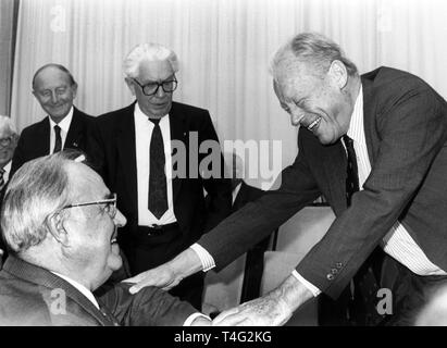 Bundestag und Bundesrat haben Ihre feierte 40-jähriges Bestehen am 07. September 1989 In separaten Stunden des Gedenkens erinnerten sie sich an die ersten Konferenzen der beiden legislativen Institutionen in Bonn am 07. September 1949. In dem Bild, es gibt den deutschen Bundeskanzler Helmut Kohl (L) und der SPD-Ehrenvorsitzende Willy Brandt (R) am Anfang der Erinnerung an den Bundesrat. Im Hintergrund sieht man den ehemaligen Bundespräsidenten Kai-Uwe von Hassel (M) und der ehemalige Ministerpräsident von Baden-Württemberg, Hans Filbinger (L). | Verwendung weltweit Stockfoto