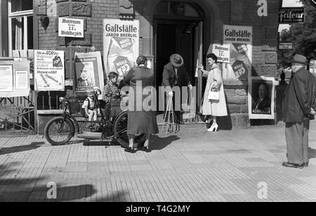 Allgemeine Wahlen zum Deutschen Bundestag 1953 - Wahllokal in Frankfurt. | Verwendung weltweit Stockfoto