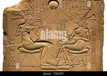 Antike Ägyptische Hausaltar Relief des Echnaton, Nofretete und ihre drei Töchter. 18. Dynastie 1345 BC. Neues Museum Berlin AM 14145 Stockfoto