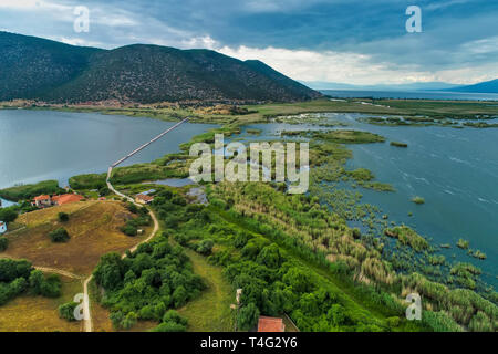 Luftaufnahme der Insel Agios Achillios im See kleine Prespes, Nordgriechenland Stockfoto