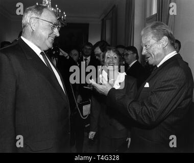 In der Villa Hammerschmidt in Bonn, der deutsche Bundespräsident Richard von Weizsäcker gab ein Bankett zu Ehren der SPD-Ehrenvorsitzende und ehemalige Bundeskanzler Willy Brandt, der seinen 75. Geburtstag im Dezember 1988 gefeiert. Das Bild zeigt (von links nach rechts) Der deutsche Bundeskanzler Helmut Kohl, Brigitte Brandt und die SPD-Ehrenvorsitzende Willy Brandt während der Besuch in der Villa Hammerschmidt in Bonn belassen. | Verwendung weltweit Stockfoto