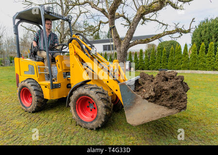 Grobe Erdarbeiten mit einem Radlader Stockfoto