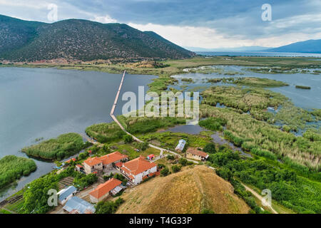 Luftaufnahme der Insel Agios Achillios im See kleine Prespes, Nordgriechenland Stockfoto