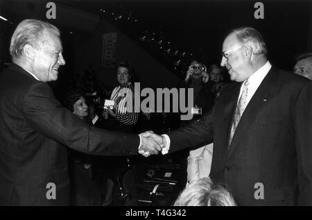 Mit einem Appell für die Linderung der Armut in den Ländern der Dritten Welt, der deutsche Bundeskanzler, Helmut Kohl, hatte die Jahreskonferenz des Internationalen Währungsfonds und der Weltbank in Berlin am 27. September 1988 eröffnet. Das Bild zeigt die Begrüßung zwischen Bundeskanzler Helmut Kohl (r) und der Ehrenvorsitzende der SPD, Willy Brandt, während der Eröffnung der jährlichen Konferenz. | Verwendung weltweit Stockfoto