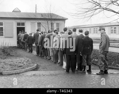 Die ersten 500 Soldaten der neu gegründeten Bundeswehr - Bundeswehr - in Andernach am 2. Januar 1956 ausgebildet zu werden, wartet vor der Cafeteria für das Mittagessen. | Verwendung weltweit Stockfoto