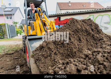 Grobe Erdarbeiten mit einem Radlader Stockfoto