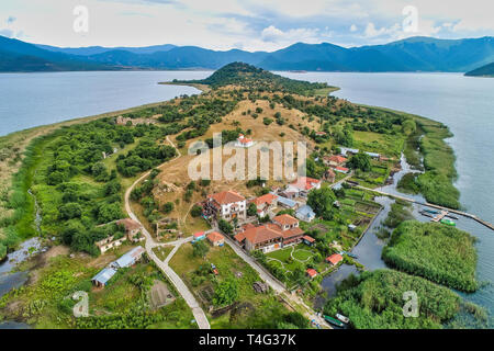 Luftaufnahme der Insel Agios Achillios im See kleine Prespes, Nordgriechenland Stockfoto