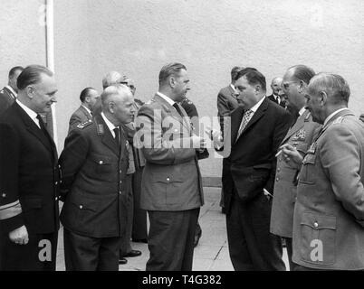 (L-R) hinterer Admiral Karl-Adolf Zenker, General Josef Kammhuber, General Albert Schnez, Verteidigungsminister Franz-Josef Strauss, Hans Speidel und General Friedrich Foertschare treffen Sie sich an einem militärischen Konferenz in Fellbach (Baden-Württemberg, Deutschland) am 8./9. Juni 1961. | Verwendung weltweit Stockfoto