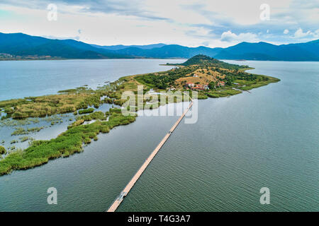 Luftaufnahme der Insel Agios Achillios im See kleine Prespes, Nordgriechenland Stockfoto