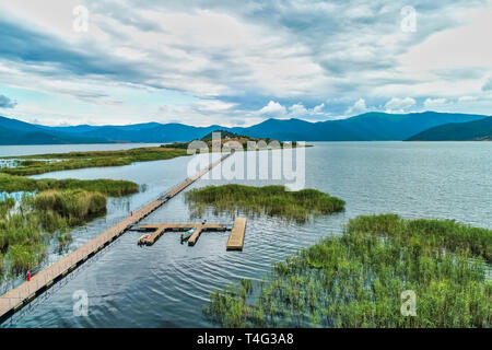 Luftaufnahme der Insel Agios Achillios im See kleine Prespes, Nordgriechenland Stockfoto