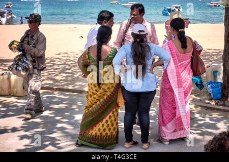 Asiatische indische Frauen in traditionellen Sari Kleid. Gruppe der indischen Touristen. Pattaya, Thailand, Südostasien Stockfoto