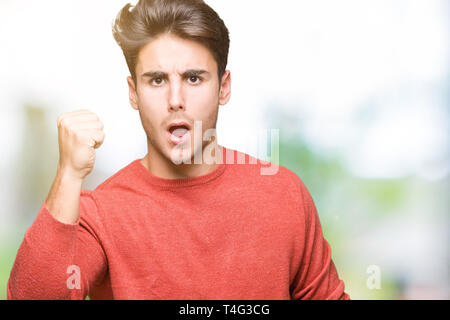 Jungen gutaussehenden Mann über isolierte Hintergrund verärgert und wütend die Faust frustriert und wütend, während Schreien vor Wut. Wut und aggressives Konzept. Stockfoto