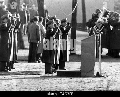 Verteidigungsminister Theodor Blank (M, zweiter von rechts) am 13. Januar 1956 in Andernach die Ernennungsurkunde zu 450 neue Soldaten der Bundeswehr vorgestellt. Auf der rechten Seite des leeren General Adolf Heusinger salutierte die Nationalhymne. | Verwendung weltweit Stockfoto