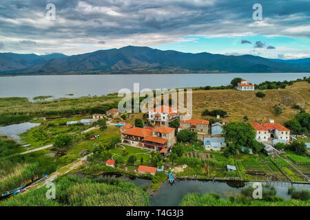 Luftaufnahme der Insel Agios Achillios im See kleine Prespes, Nordgriechenland Stockfoto