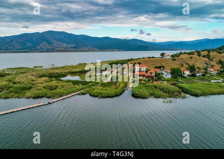 Luftaufnahme der Insel Agios Achillios im See kleine Prespes, Nordgriechenland Stockfoto