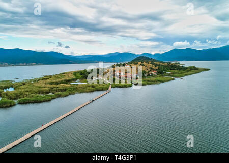 Luftaufnahme der Insel Agios Achillios im See kleine Prespes, Nordgriechenland Stockfoto