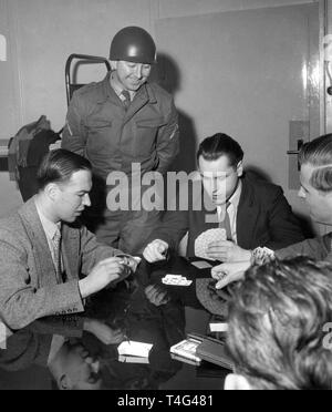 Freiwillige Soldaten der neu gegründeten Bundeswehr - Bundeswehr - am 2. Januar 1956 in Andernach Karten spielen. | Verwendung weltweit Stockfoto