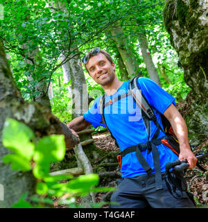 Junge Menschen Wandern in Wald mit lächelnden Gesicht Stockfoto