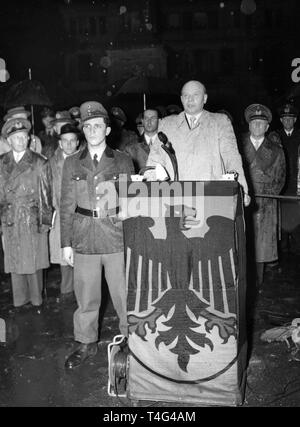 Westdeutsche Verteidigungsminister Theodor Blank im Gespräch mit Soldaten des neu gegründeten Deutschen Streitkräfte - Bundeswehr - am 9. Juli 1956 in Bonn. | Verwendung weltweit Stockfoto