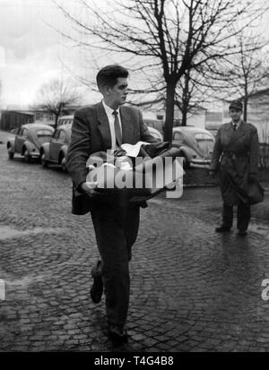 Einer von 500 freiwillige Soldaten der neu gegründeten Bundeswehr - Bundeswehr - am 2. Januar 1956 in Andernach trägt seine Uniform in die Kaserne. | Verwendung weltweit Stockfoto