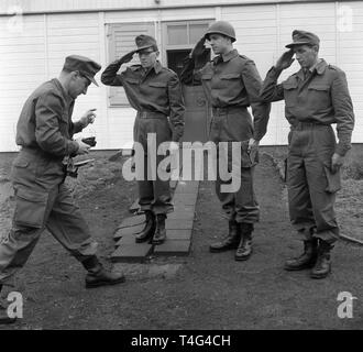 Gründung der Deutschen Bundeswehr. Am 2. Januar 1956 die ersten 500 Soldaten kamen für die Ausbildung in Andernach. | Verwendung weltweit Stockfoto