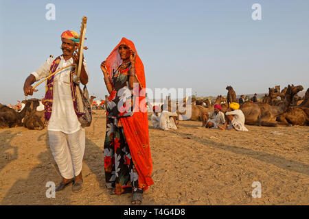 PUSHKAR, Indien, 28. Oktober 2017: Musiker während des Festivals. Pushkar Kamel Messe ist eine der größten Viehmärkte im Land mit Tausenden Stockfoto