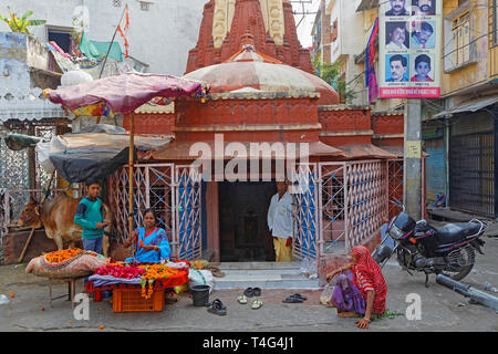 UDAIPUR, Indien, 5. November 2017: eine Familie beginnt auf einem Motorrad vor einem kleinen Laden, der traditionelle Markt in Udaipur, Rajasthan. Stockfoto