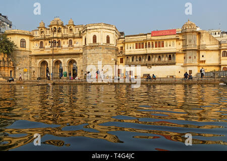 UDAIPUR, Indien, 5. November 2017: Konstruktionen entlang dem See Pichola Shoreline. See Pichola ist ein künstlicher Süßwassersee, im Jahr erstellt Stockfoto