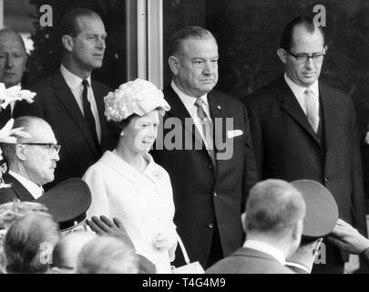 (L-R) Chef des Protokolls Baron von Marke, Prinz Philip, Königin Elizabeth II., Ministerpräsident Alfons Goppel, und Chief interpreter Weber während der Nationalhymne kurz nach ihrer Ankunft in München am 21. Mai 1965. | Verwendung weltweit Stockfoto