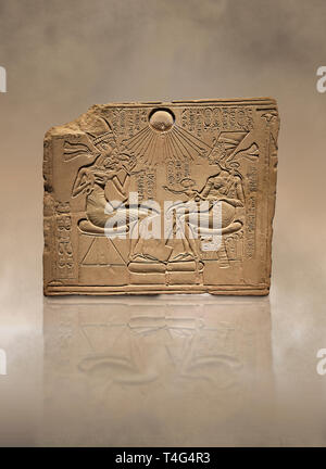 Antike Ägyptische Hausaltar Relief des Echnaton, Nofretete und ihre drei Töchter. 18. Dynastie 1345 BC. Neues Museum Berlin AM 14145 Stockfoto