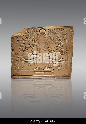 Antike Ägyptische Hausaltar Relief des Echnaton, Nofretete und ihre drei Töchter. 18. Dynastie 1345 BC. Neues Museum Berlin AM 14145 Stockfoto