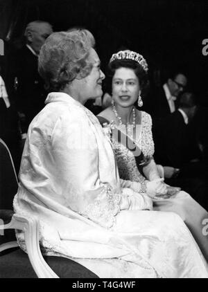 Königin Elizabeth II (R) und Wilhelmine Luebke, die Ehefrau des Bundespräsidenten, Sitzen auf dem Balkon von Schloss Augustusburg in Brühl in der Nähe von Bonn am 18. Mai 1965. | Verwendung weltweit Stockfoto