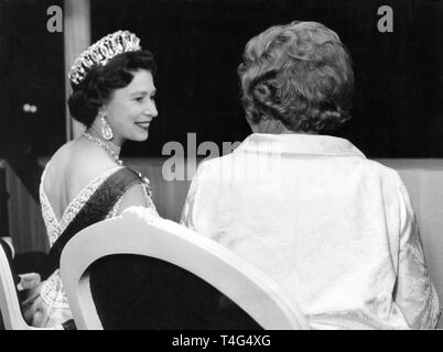 Königin Elizabeth II (L) und Wilhelmine Luebke, die Ehefrau des Bundespräsidenten, Sitzen auf dem Balkon von Schloss Augustusburg in Brühl in der Nähe von Bonn am 18. Mai 1965. | Verwendung weltweit Stockfoto