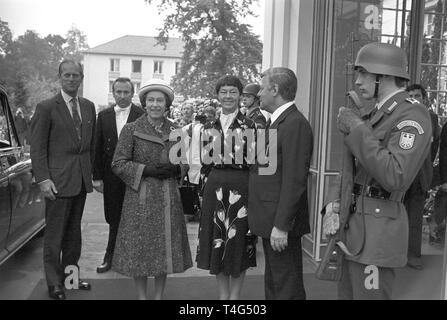 Eine stahl-Behelmten Offizier der Bundesgrenzschutz tropps präsentiert Arme als Königin Elizabeth II. und Preis Philip (L) Ankunft am Palais Schaumburg in Bonn am 23. Mai 1978 für ein Mittagessen von Bundeskanzler Helmut Schmidt (2. R) und seine Frau Loki (3. R). | Verwendung weltweit Stockfoto