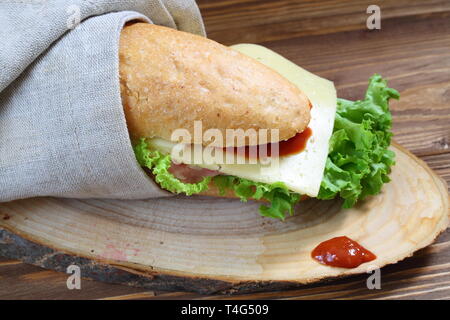Sandwich in Tuch gewickelt Stockfoto