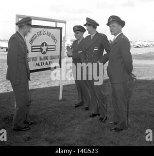 Offiziere der Luftwaffe in der neuen deutschen Piloten Uniformen am 16. Januar 1956 in der Nähe der US-Pilot School Fürstenfeldbruck, auf die es innerhalb der MDAP zugewiesen wurde (militärische Verteidigung Unterstützung Programm) am 16. Januar 1956 in Fürstenfeldbruck (Bayern, Deutschland). | Verwendung weltweit Stockfoto