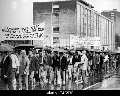 Demonstrierende Studenten in Stuttgart am 1. Juli 1965, Gebäude der Technischen Universität in den Hintergrund. Wie ihre Kommilitonen an anderen deutschen Universitäten, die Studierenden der Technischen Universität, der Pädagogischen Hochschule und der Staatlichen Hochschule für Musik und Darstellende Kunst in Stuttgart gegen die Bildungspolitik demonstriert als Teil der "1. Juli"-Kampagne. Der Verband der deutschen Gewerkschaften (VDS) für 380.000 Studenten in 120 Städten aufgerufen hatte. Die Demonstrationen standen unter dem Motto "Aktion 1. Juli - Bildung in Deutschland" statt. | Verwendung weltweit Stockfoto