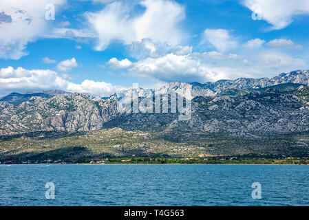 Paklenica Nationalpark Berge mit wunderschönen Ozean und dramatische blauer Himmel mit Wolken an heißen Sommertagen. Stockfoto