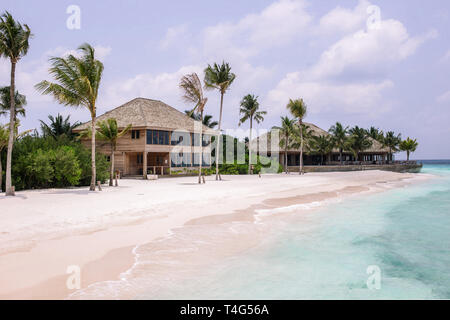 Küste vom Meer auf den Malediven Bungalows. Luxury Holiday Resort. Tropische Blau Malediven Meer. Schöne Natur Landschaft. Stockfoto