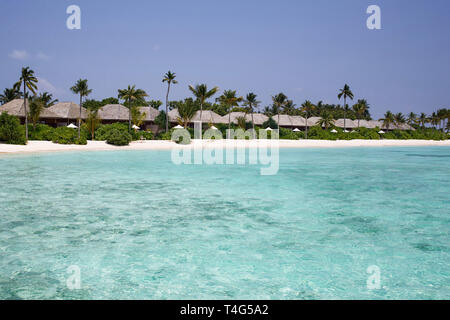 Blick auf die Bungalows direkt am Meer. Schöne Landschaft über Wasser Villen, Malediven Insel, Indischer Ozean Stockfoto