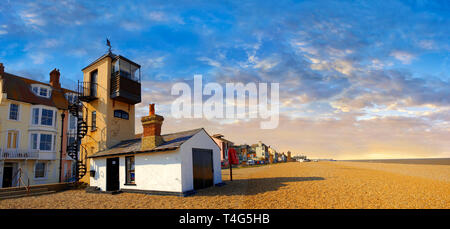 Meer Häuser, rettungsboot Blick Turm und Kieselstrand von Aldeburgh - Suffolk, England Stockfoto