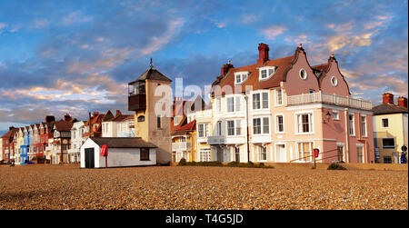 Meer Häuser und Kieselstrand von Aldeburgh, Suffolk, England