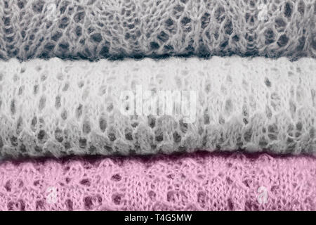 Stilvolle gestrickt, pastellfarbenen Pullover und eine in süßen Lila, trendige Farbe von Frühling und Sommer 2019. Pullover Kleidung mit deutlich sichtbaren Textur. Stockfoto